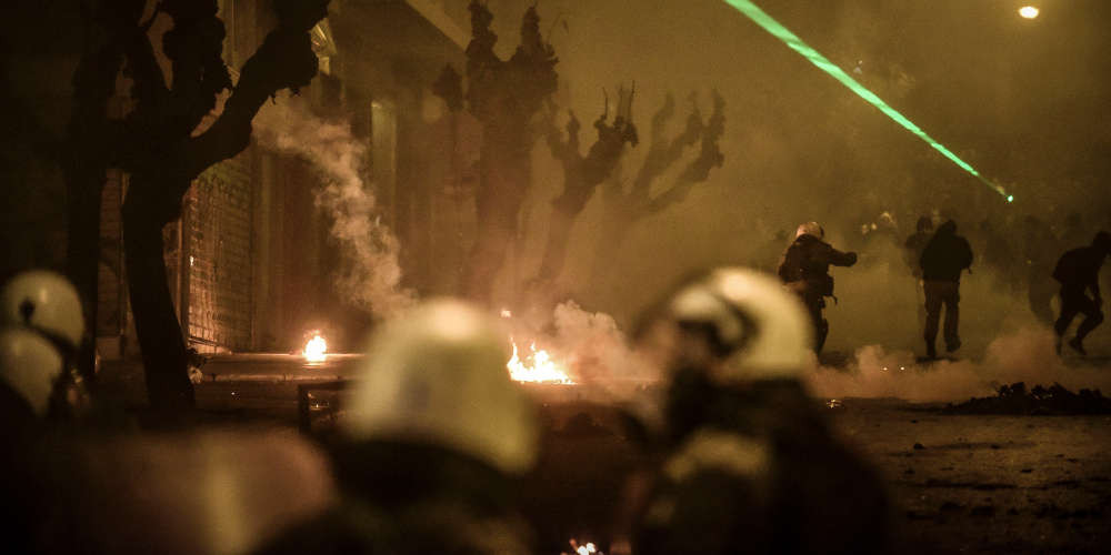 «Κόλαση» τα Εξάρχεια από τους κουκουλοφόρους το βράδυ της Τετάρτης (βίντεο)